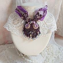 Collier Violine avec cabochons r&eacute;sines, rubans organza, rondes nacr&eacute;es, rocailles en verre et perles Cristal Swarovski
